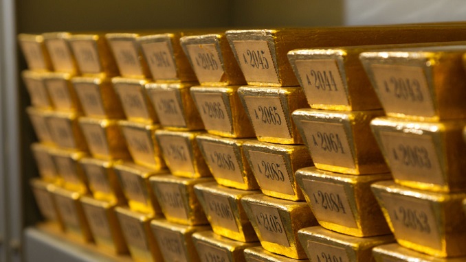 Gold falls below $2,000 as US jobs growth lifts dollar