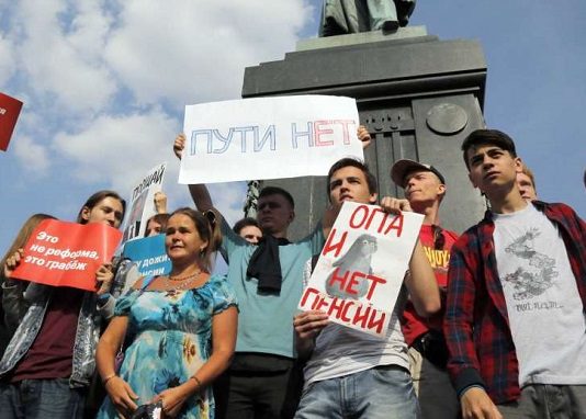 Russia Arrests Hundreds During Anti-Pension Reform Protests